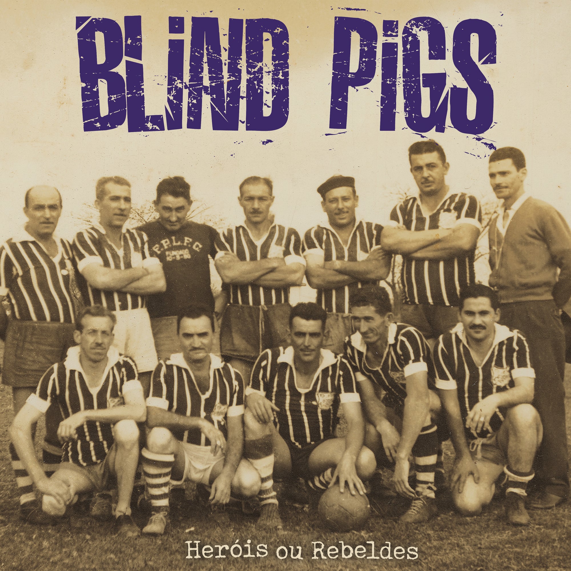 A vintage photo shows eleven men in striped soccer uniforms and one in a sweater, with a soccer ball. "Blind Pigs" is written above, referencing the iconic Brazilian punk album "Heróis ou Rebeldes" below. Brand: Blind Pigs.